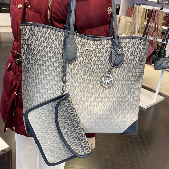 Michael Kors Eva Large Ombré Signature Logo Tote Bag
Navy
NWT - Picture 12 of 16